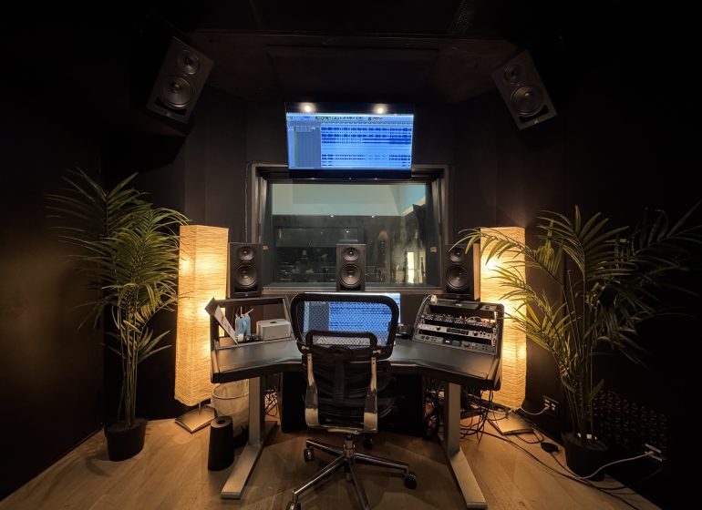 Studio 2 Console [Angle 2] Image