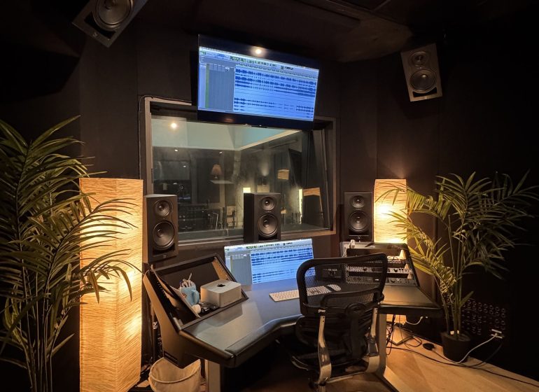 Studio 2 Console [Angle 1] Image